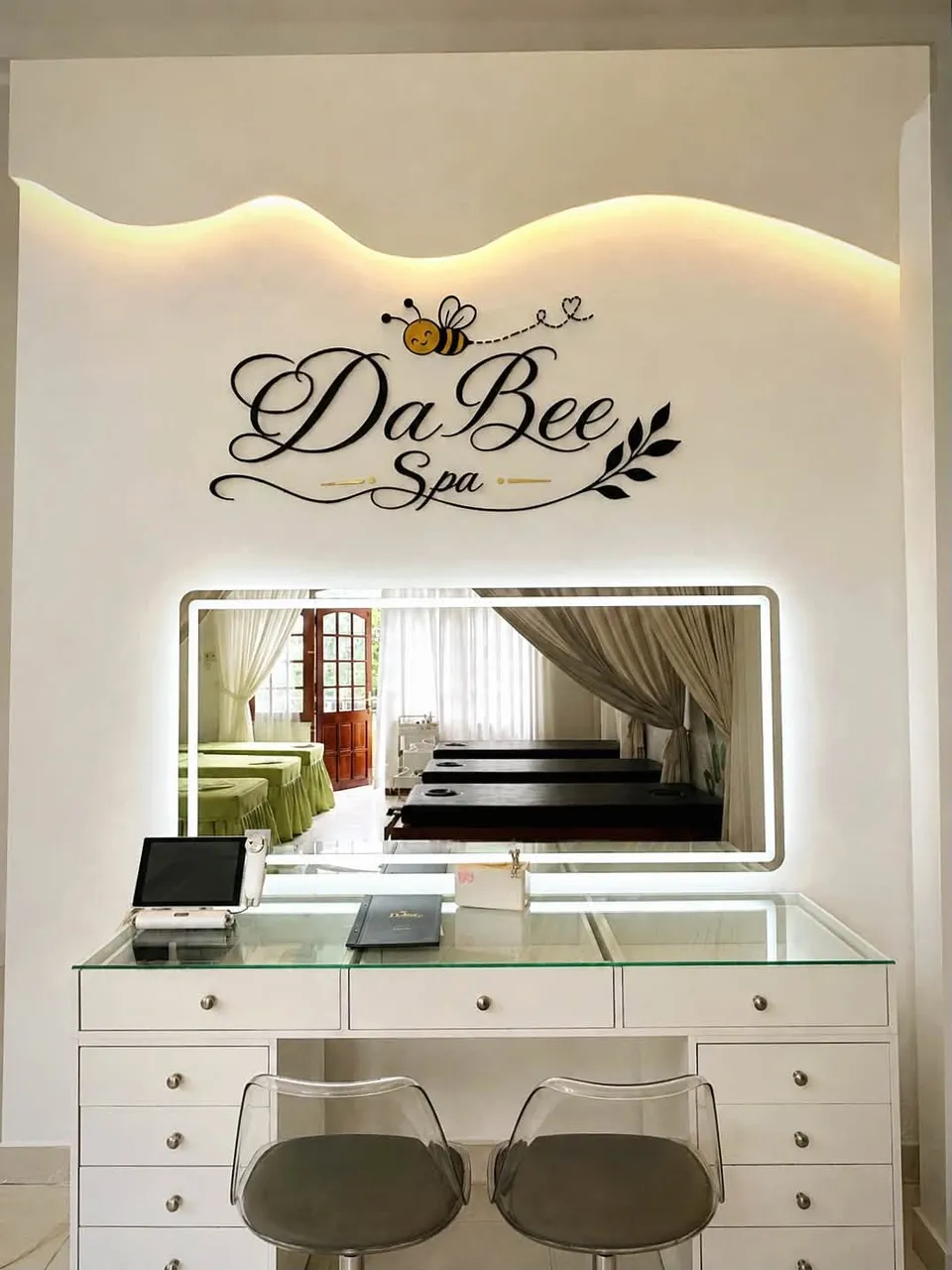 LED vanity mirror table and comfortable seating at DaBee Spa