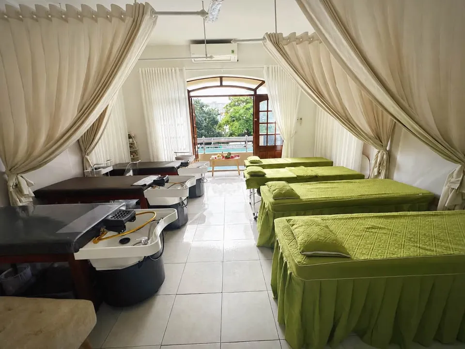 Phòng gội đầu và massage tại DaBee Spa với rèm ngăn và ánh sáng tự nhiên