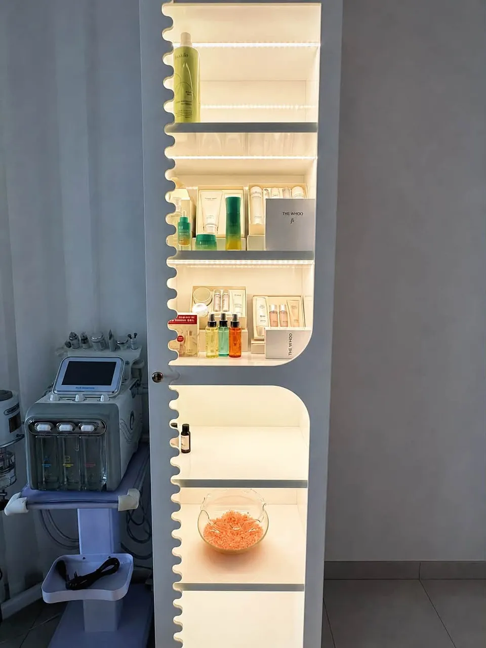 Kệ mỹ phẩm và thiết bị chăm sóc da tại DaBee Spa