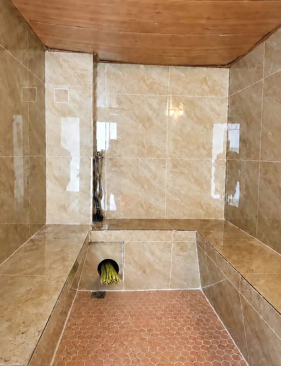 Phòng xông hơi ướt tại DaBee Spa với ghế ngồi ốp gạch và sả tươi